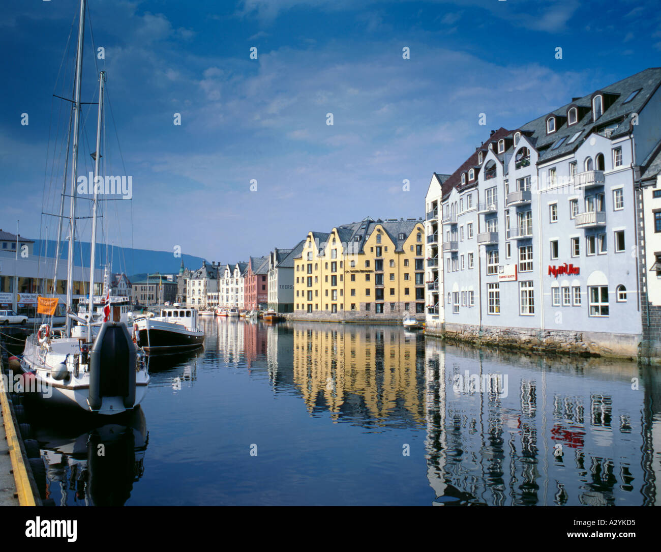 Waterfront edifici riflettono in Brosundet, Ålesund, Møre og Romsdal, Norvegia. Foto Stock