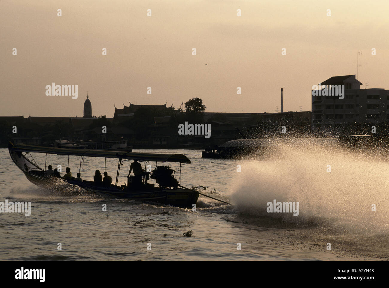 Il viaggio in barca lungo un fiume a Bangkok, in Thailandia Foto Stock