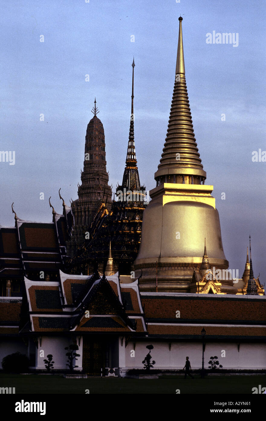Golden chedi del Wat Phra Kaew, il Tempio del Buddha di Smeraldo, all'alba all'interno del Grand Palace complesso a Bangkok, in Thailandia Foto Stock