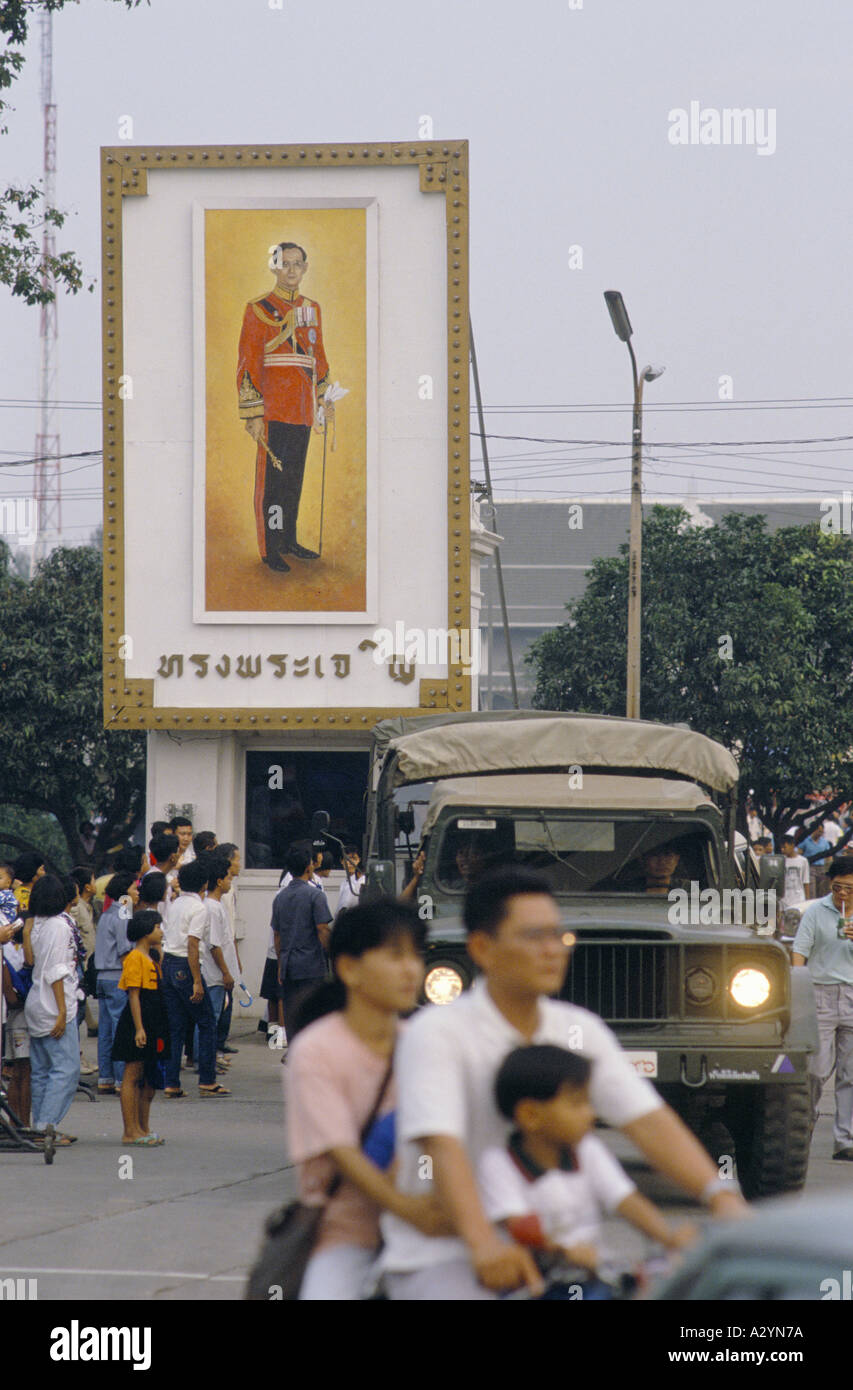Ritratto del Re di Thailandia su una strada trafficata vicino al Grand Palace a Bangkok, in Thailandia Foto Stock