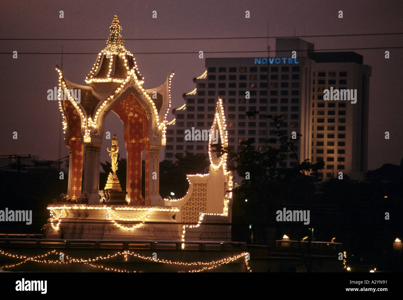 Le luci fairy su Rama statua di notte al di fuori del World Trade Center shopping mall e il Novotel Hotel a Bangkok, in Thailandia Foto Stock