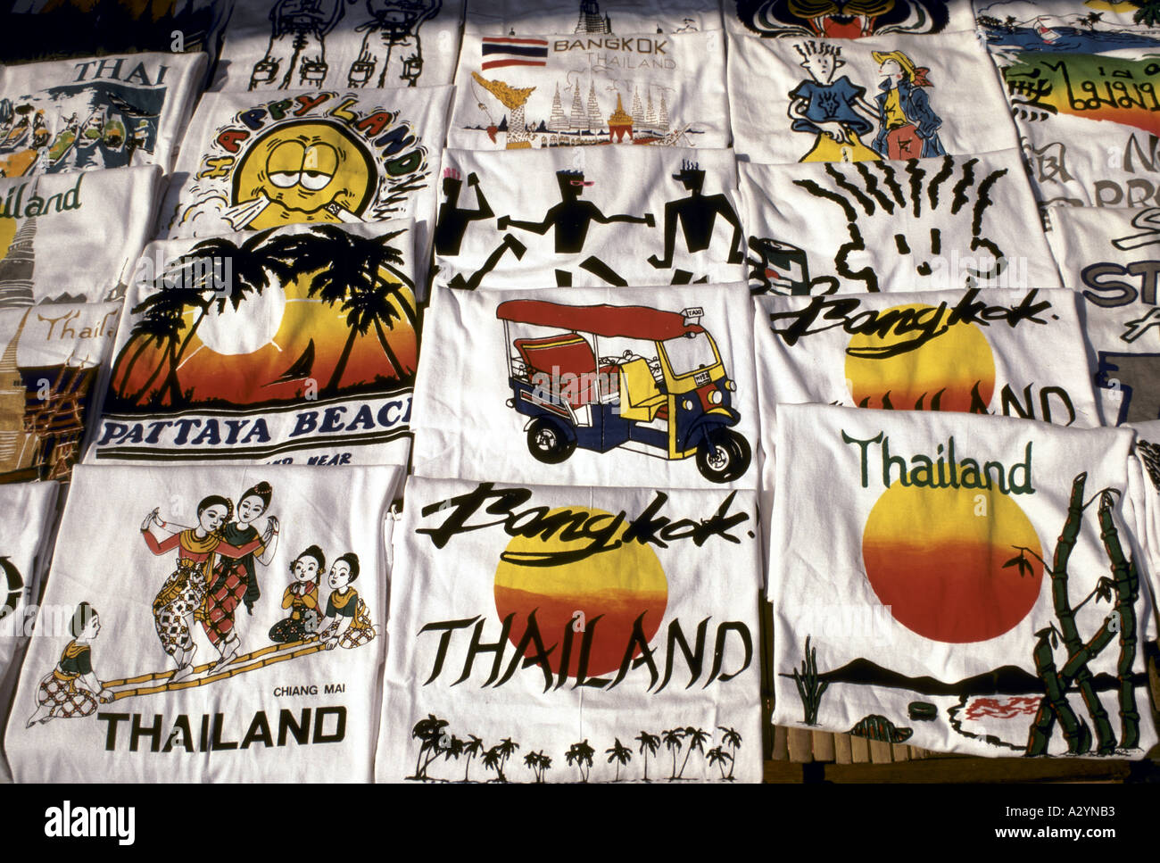 Tourist T-shirt in vendita in un mercato a Bangkok, in Thailandia Foto Stock