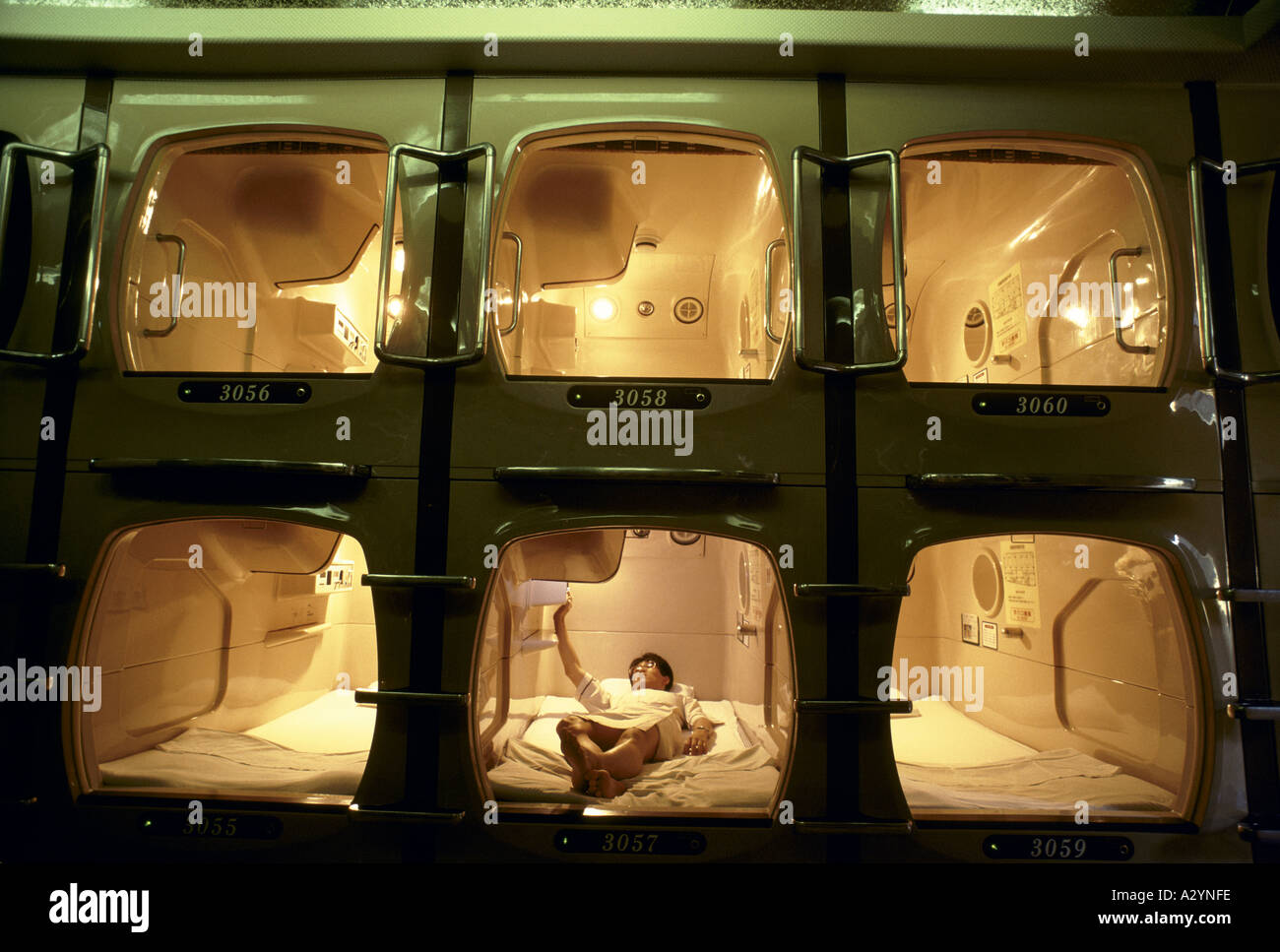 Capsule hotel a Tokyo Foto Stock