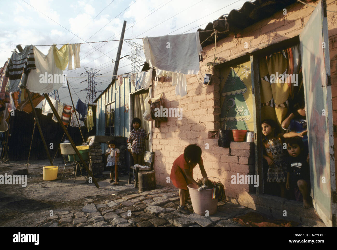 I bambini in una bidonville, Messico Foto Stock