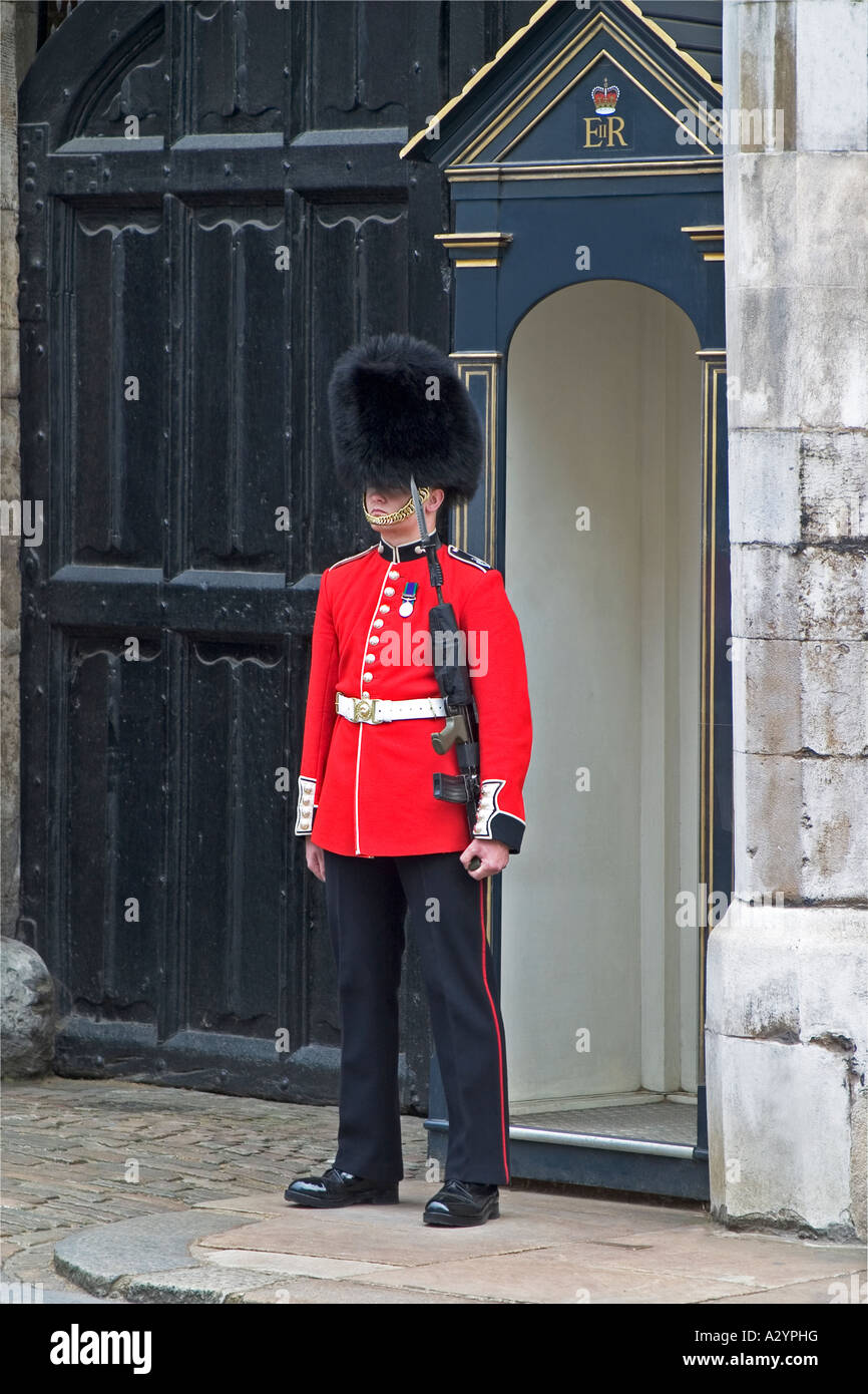 Sentry di guardie granatieri in guardia al di fuori di St James's Palace di Londra Foto Stock