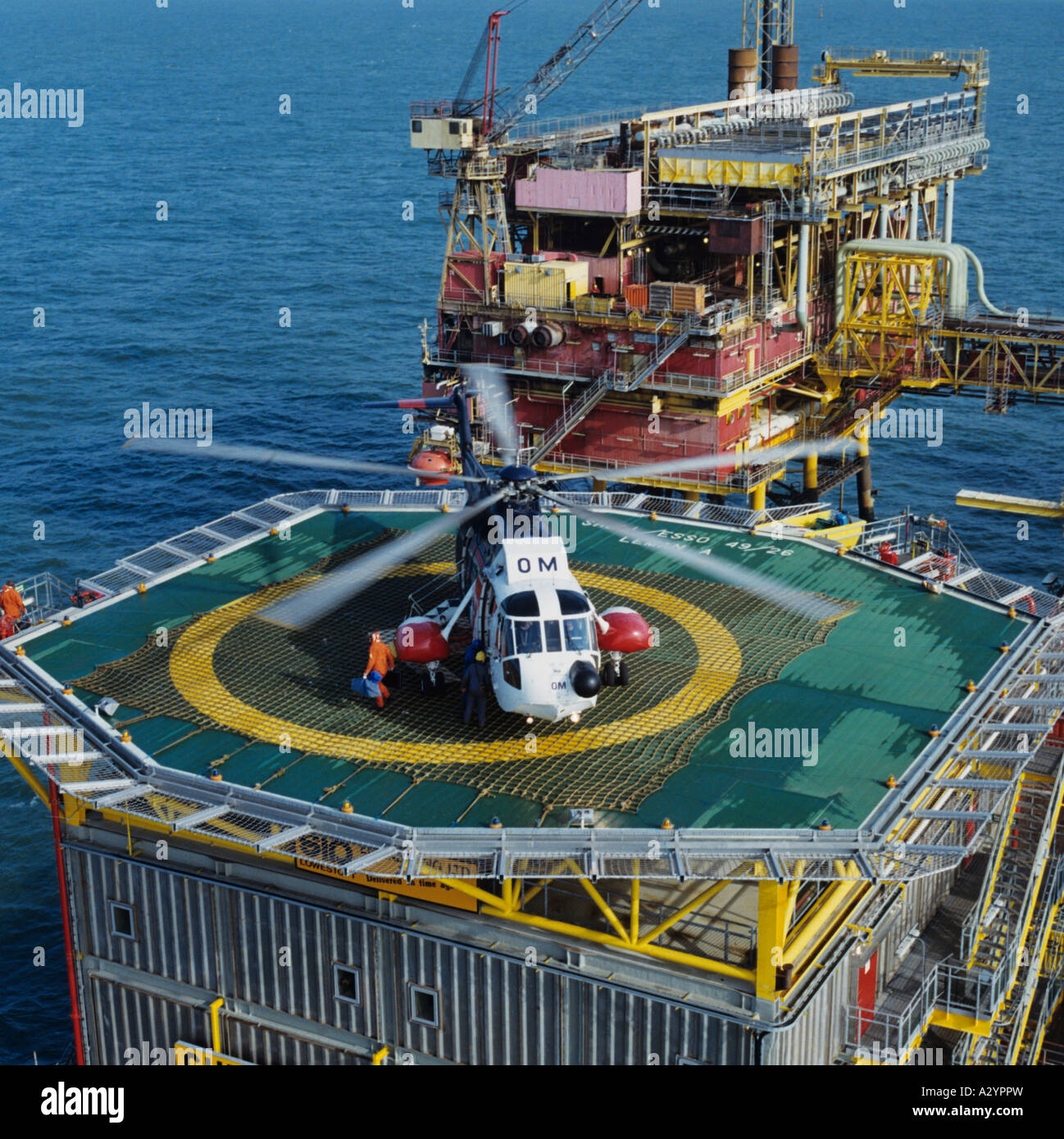 Servizio elicottero sbarcano su alluminio rinforzati in corrispondenza di un gas piattaforma di produzione nel Mare del Nord Foto Stock