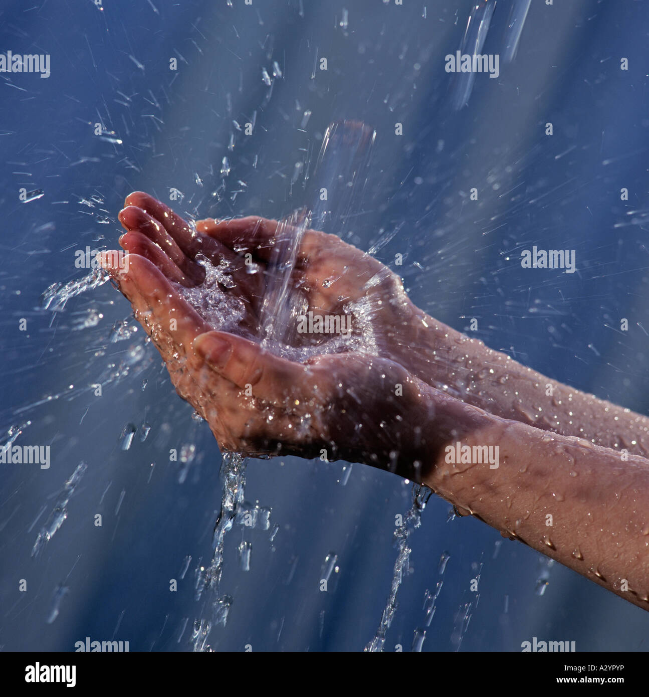 Acqua pulita di colata e di schizzi in mani Foto Stock