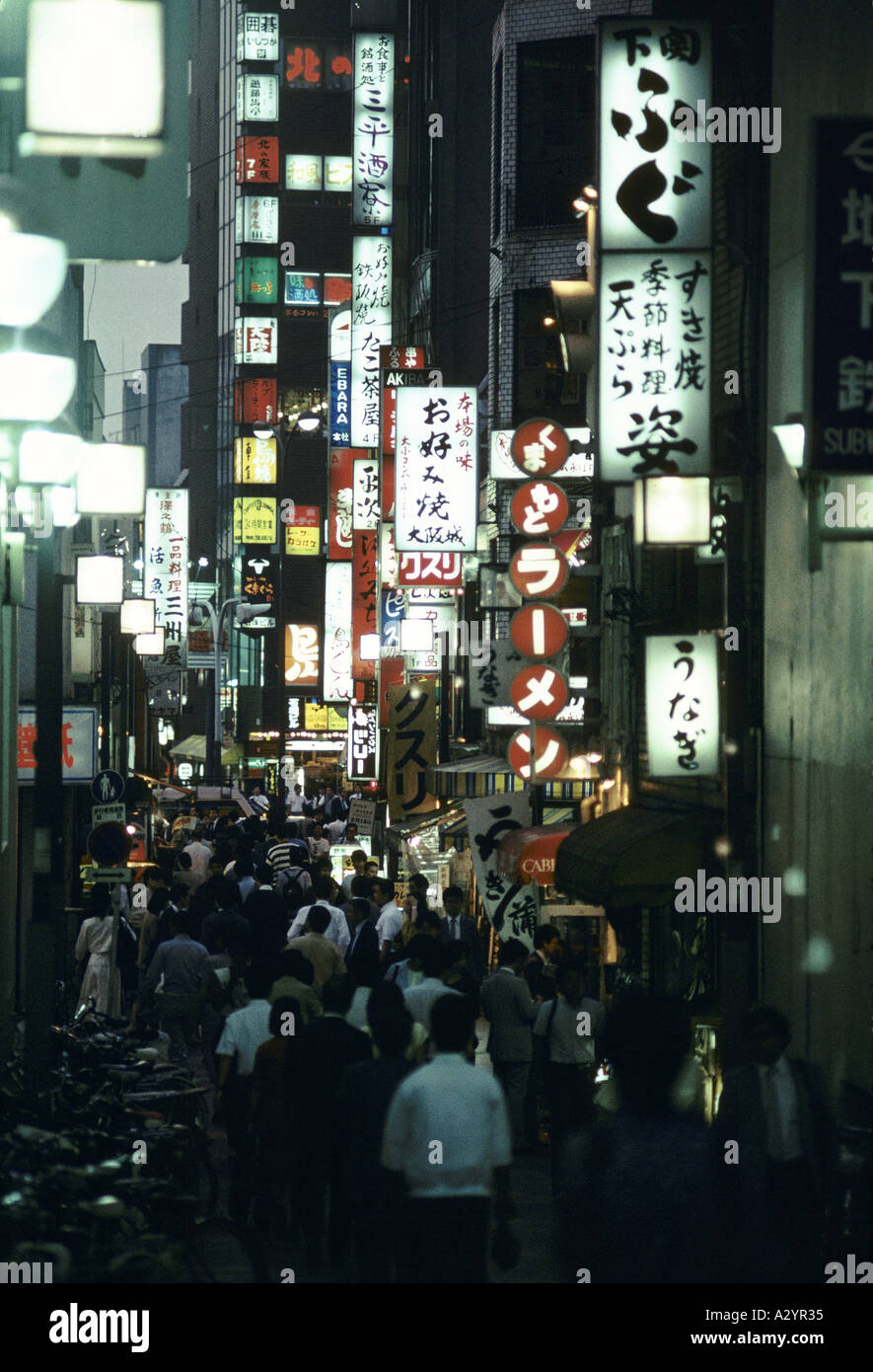Tokyo la strada affollata scena shinjuku Foto Stock