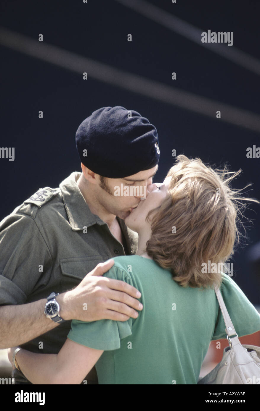 Un soldato di baciare la sua ragazza prima di uscire per la falklands su QE2, 1982 Foto Stock