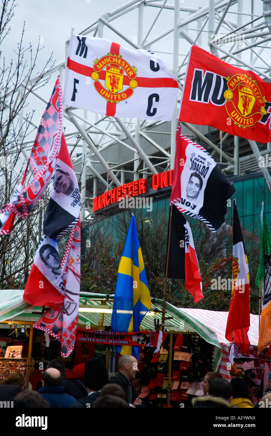 Bancarelle che vendono bandiere e memorabilia a Old Trafford Stadio di Calcio del Manchester United Football Club home terra LANCASHIRE REGNO UNITO Foto Stock