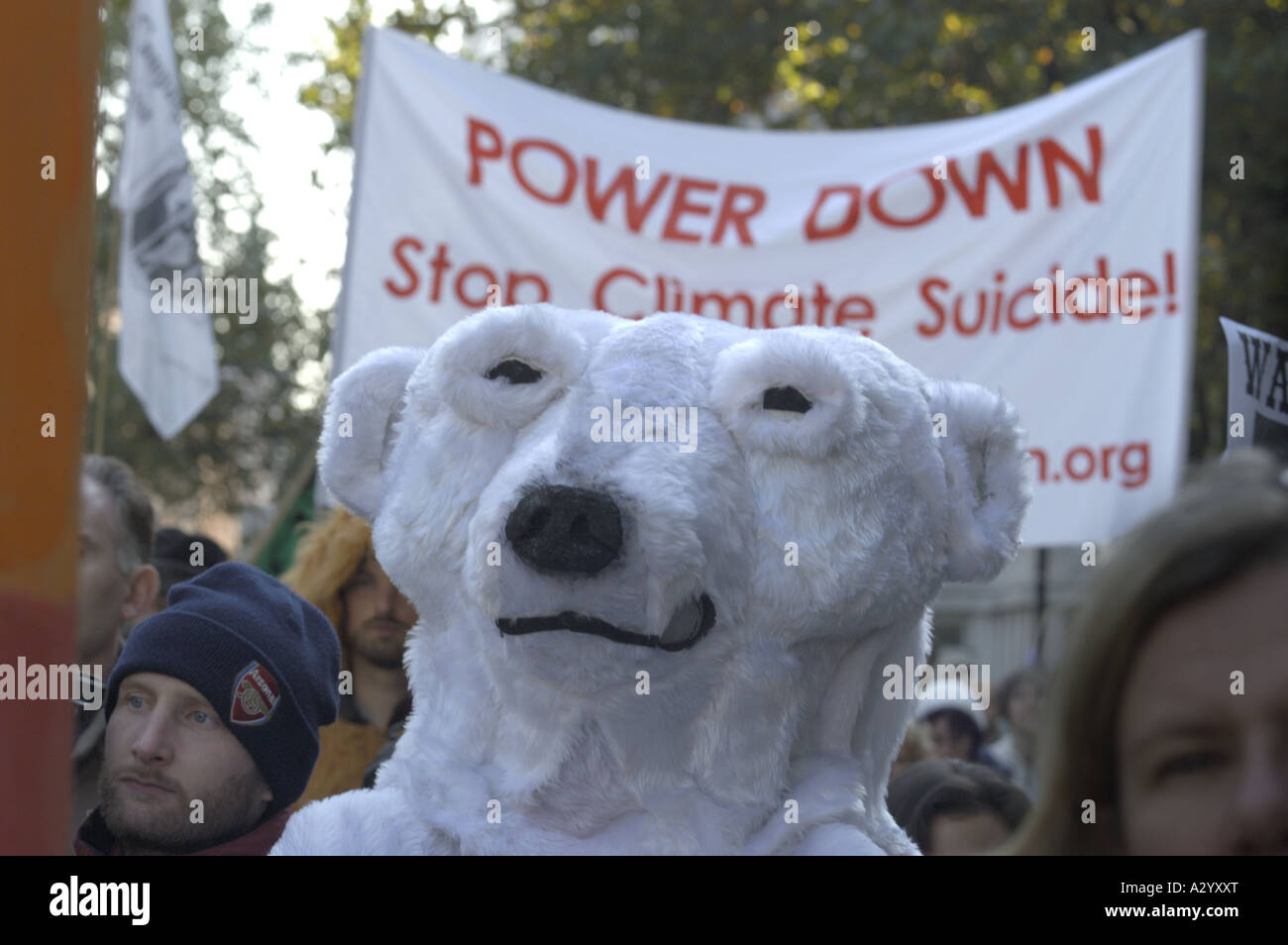 Protester vestito come un orso polare al di fuori dell'Ambasciata americana sul Cambiamento Climatico dimostrazione Londra 4 Novembre 2006 Foto Stock