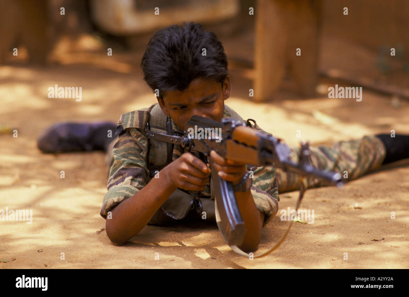 Bambino soldato combattente per le Tigri Tamil penisola di Jaffna nello Sri lanka Foto Stock