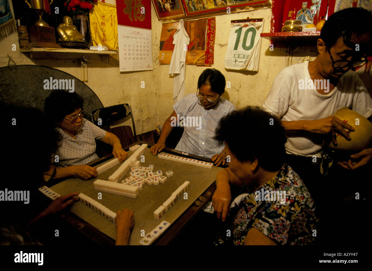 La donna seduta a tavola GIOCA Mahjong Gioco d'azzardo hong kong 1994 Foto Stock