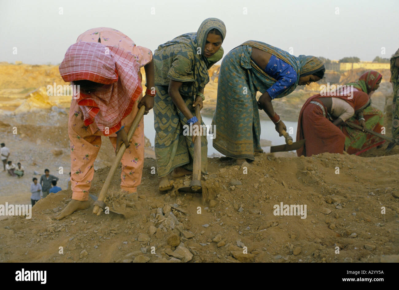 Il lavoro coatto Sarujkund cave di pietra Delhi India 1991 Foto Stock