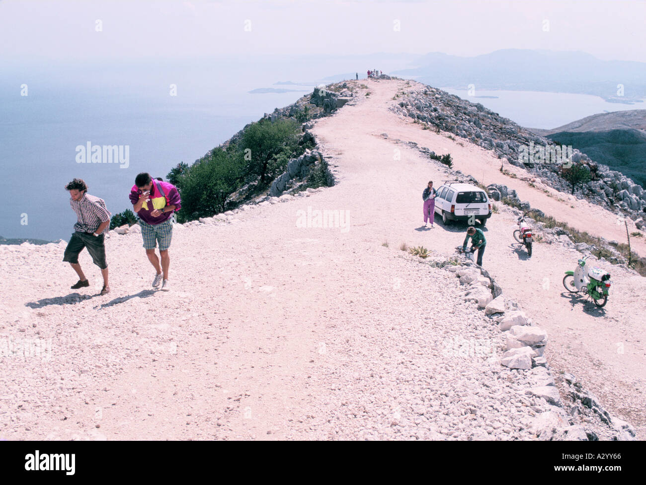 I turisti la scalata verso la cima del monte Pancrator è il punto più alto dell'isola di Corfu Foto Stock