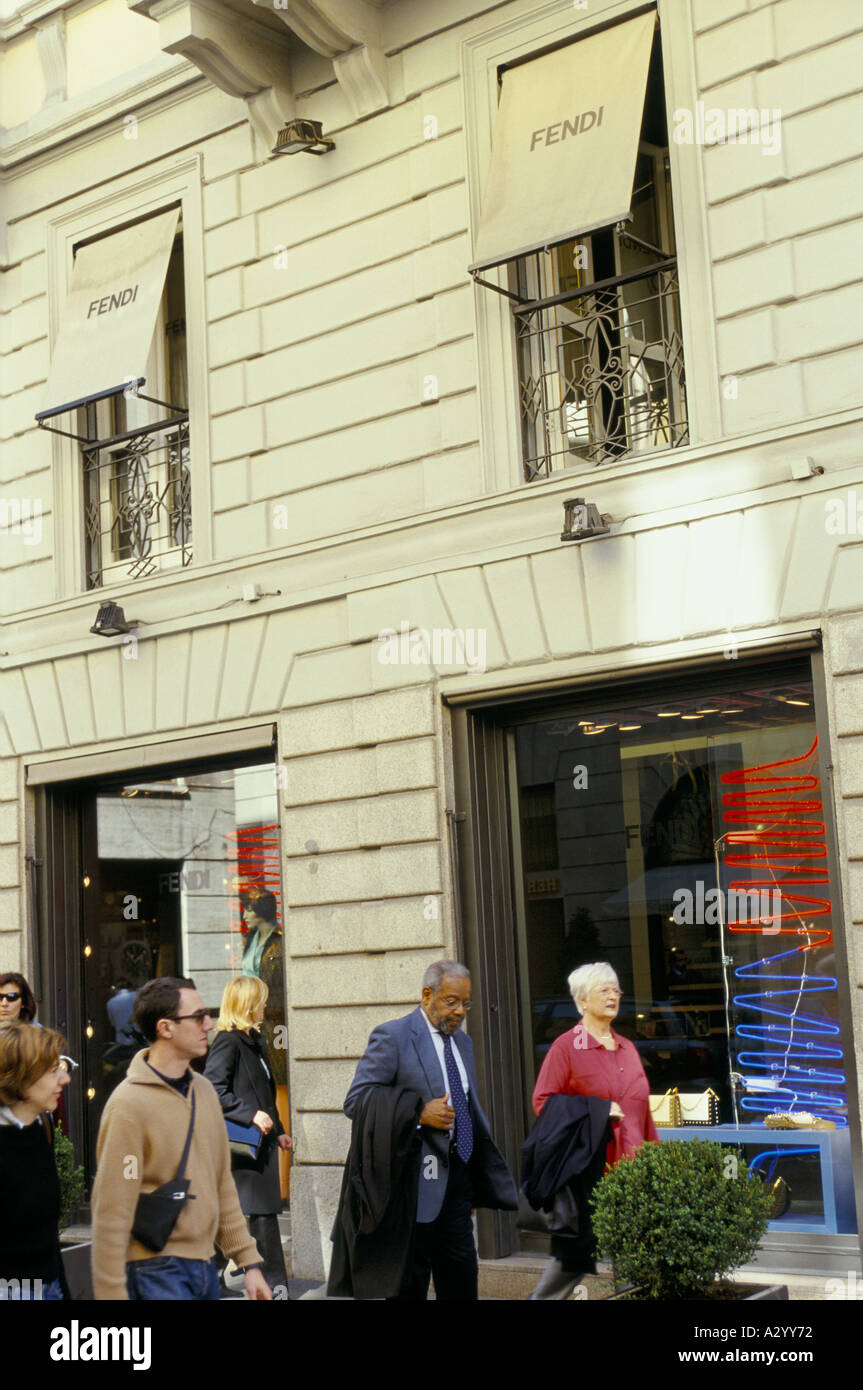 Femmina Maschio pedoni sulla strada al di fuori del negozio fendi milano 2001 Foto Stock