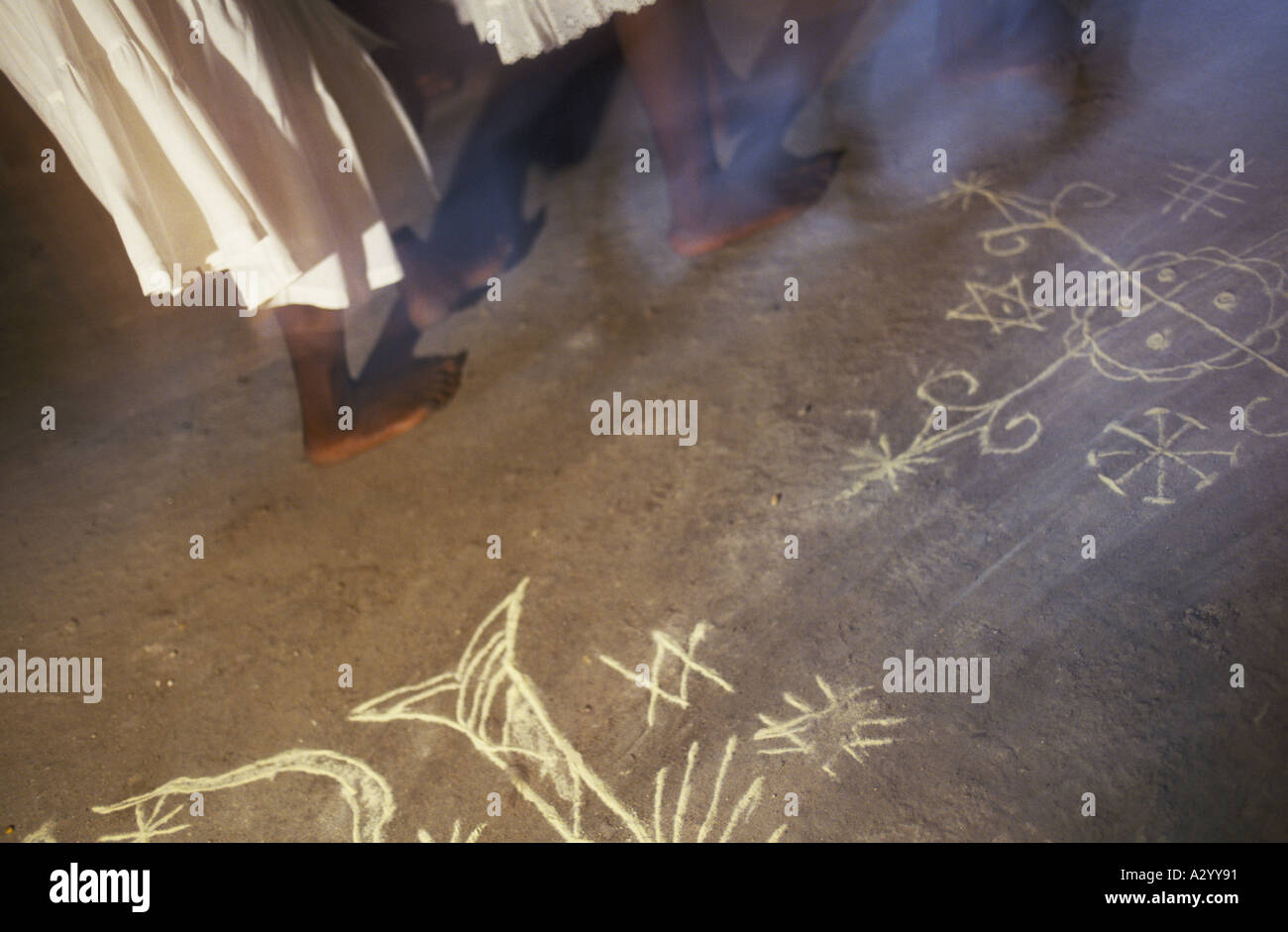 Cerimonia voodoo dancing haiti il disegno con un gesso bianco sul terreno 1993 Foto Stock