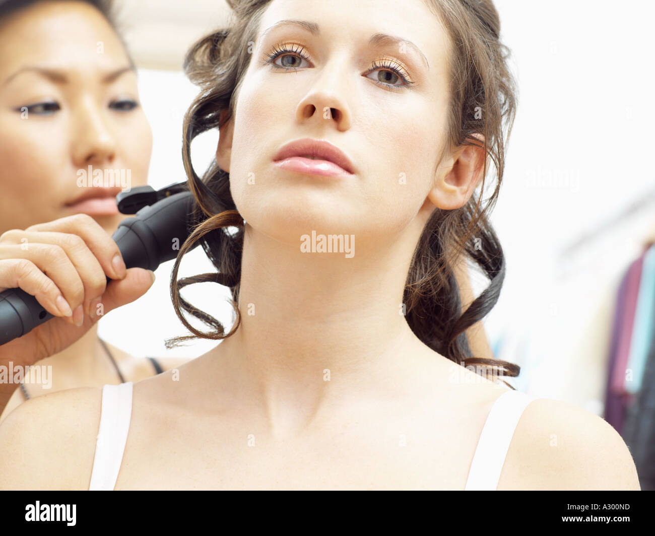 Modello avente i suoi capelli arricciati Foto Stock