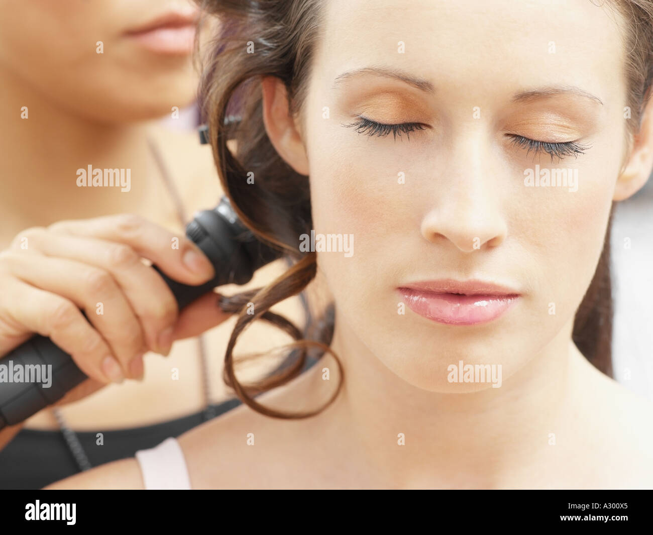 Donna con i suoi capelli arricciati Foto Stock