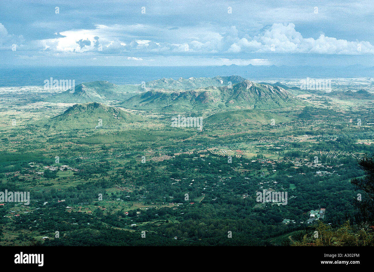 Vista aerea della città di Zomba con Ntonga e colline Ulumba da Queen s vista montagna di Zomba in Malawi Foto Stock