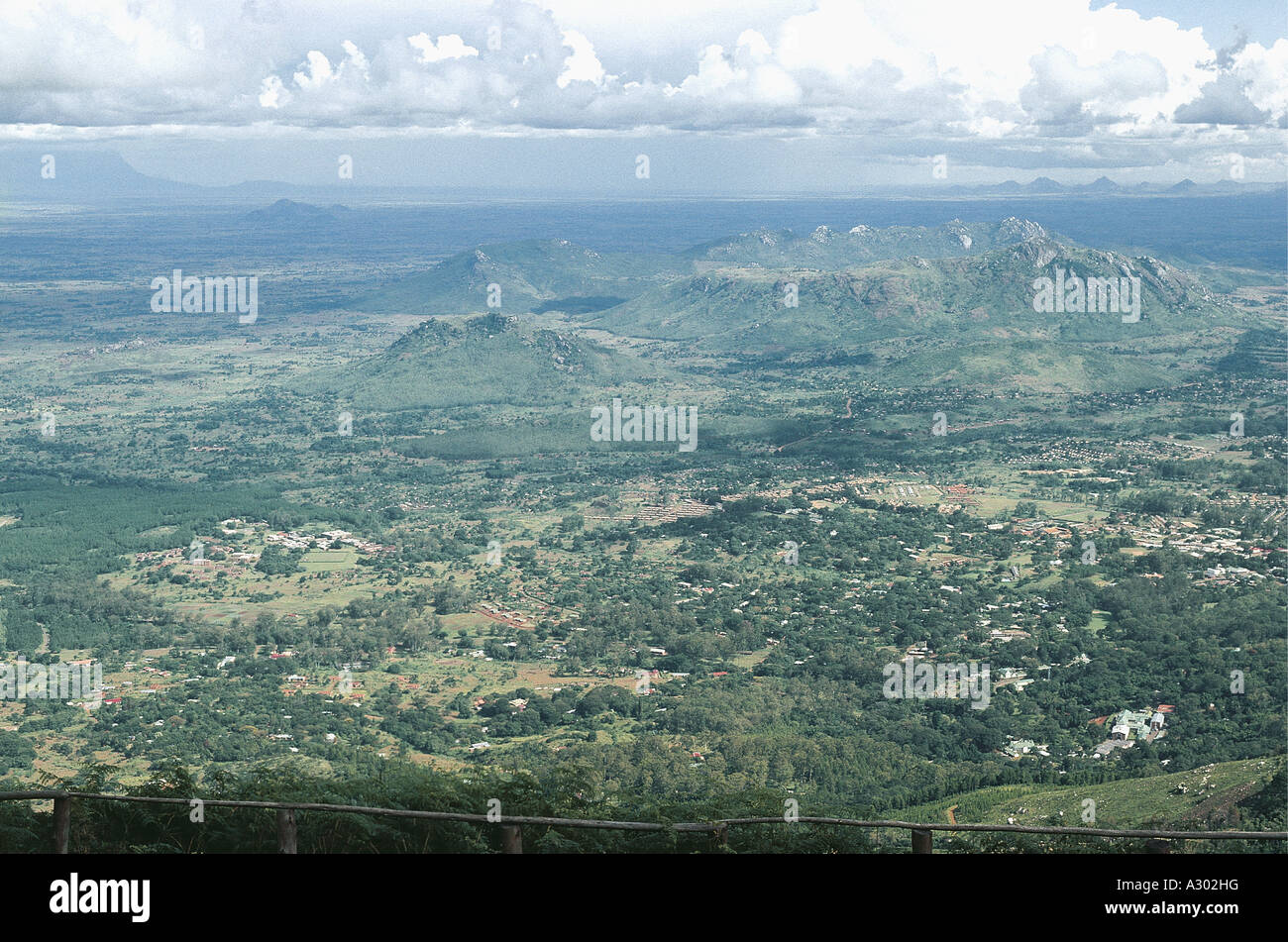 Vista aerea della città di Zomba con Ntong e Ulumba colline dall imperatore s vista in Zomba Plateau Malawi Foto Stock