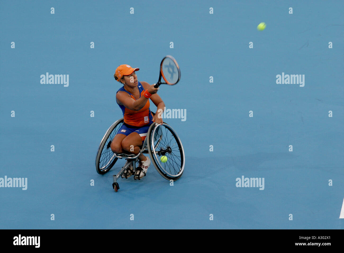 Sonja Peters di Paesi Bassi compete nel round di apertura del Womens Singles Tennis Tournament in Atene 2004 Paralimpiadi Foto Stock