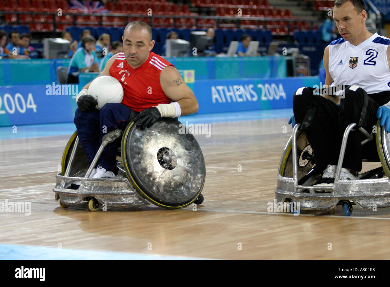 Tony Stackhouse di GBR in azione nel Rugby in carrozzina round di apertura gioco tra GBR e GER a Atene 2004 Paralimpiadi Foto Stock