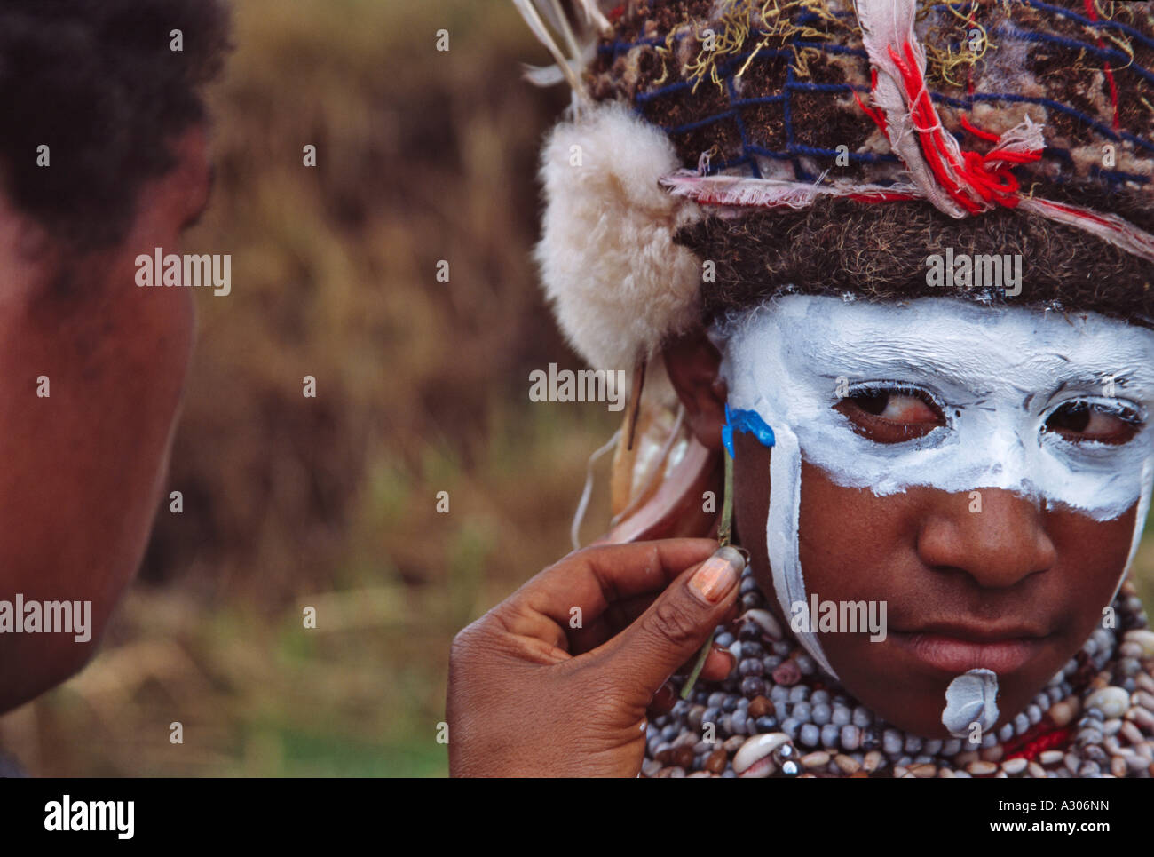 Highlands tribeswoman preparando per cantare cantare Festival Mt Hagen Papua Nuova Guinea Foto Stock