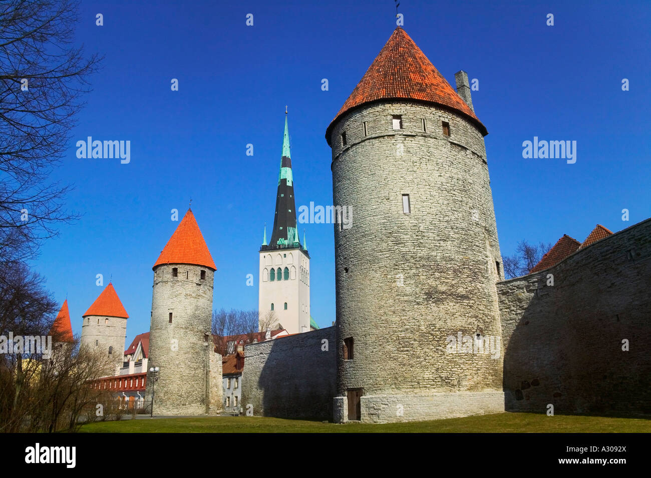 St Olaf la Chiesa e la cinta muraria con le sue torri Tallinn Estonia Foto Stock