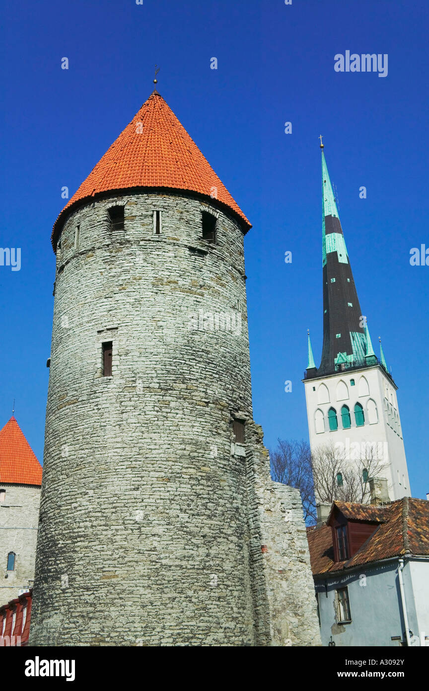St Olaf la Chiesa e la cinta muraria con le sue torri Tallinn Estonia Foto Stock