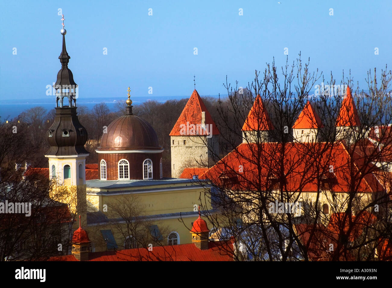 La Chiesa di San Nicola e la cinta muraria con le sue torri Tallinn Estonia Foto Stock