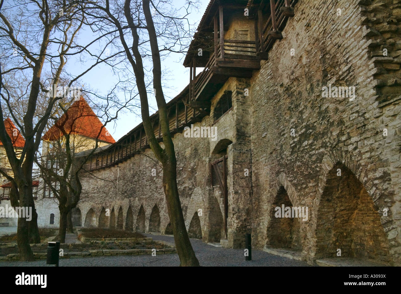Cinta muraria con torri Tallinn Estonia Foto Stock