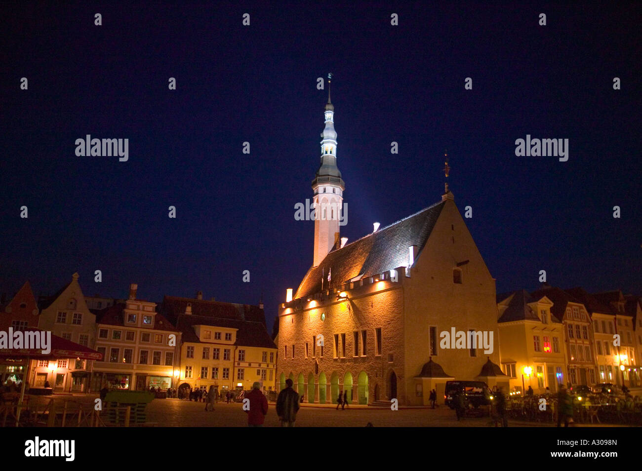 Antiche mura con torri Estonia Foto Stock