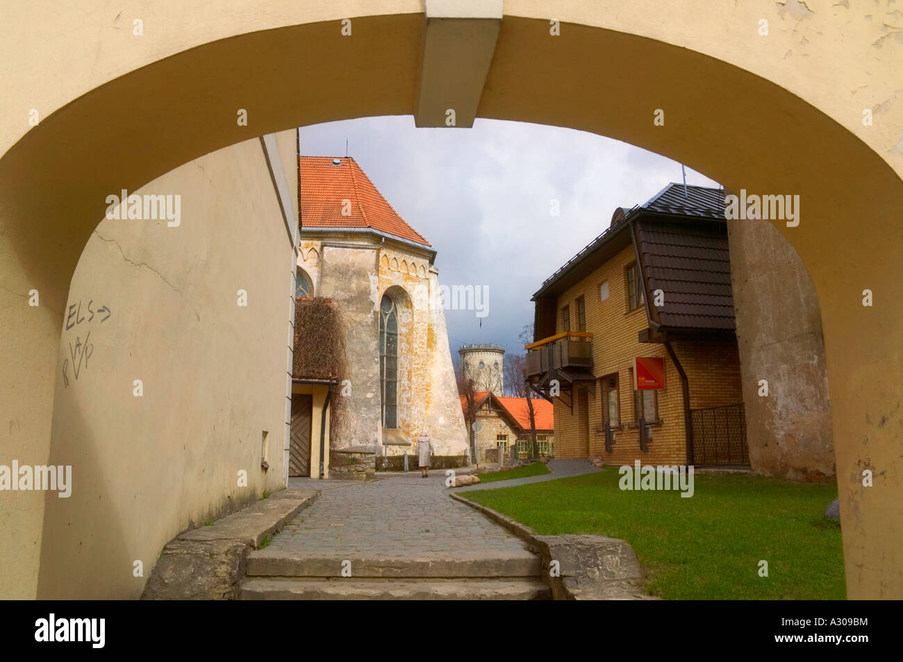 Città con mura e la torre Cesis Lettonia Foto Stock