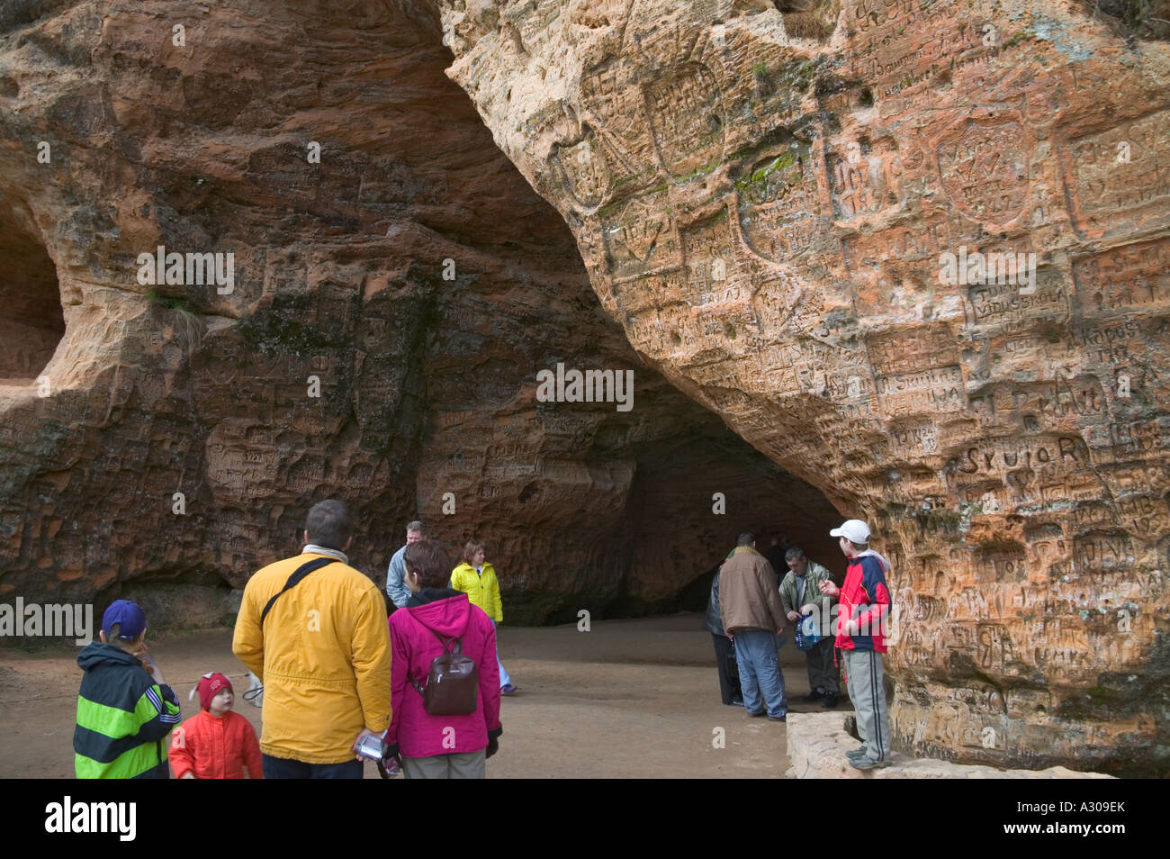 Graffiti sul leggendario grotte nella valle di Gauja Sigulda Lettonia Foto Stock