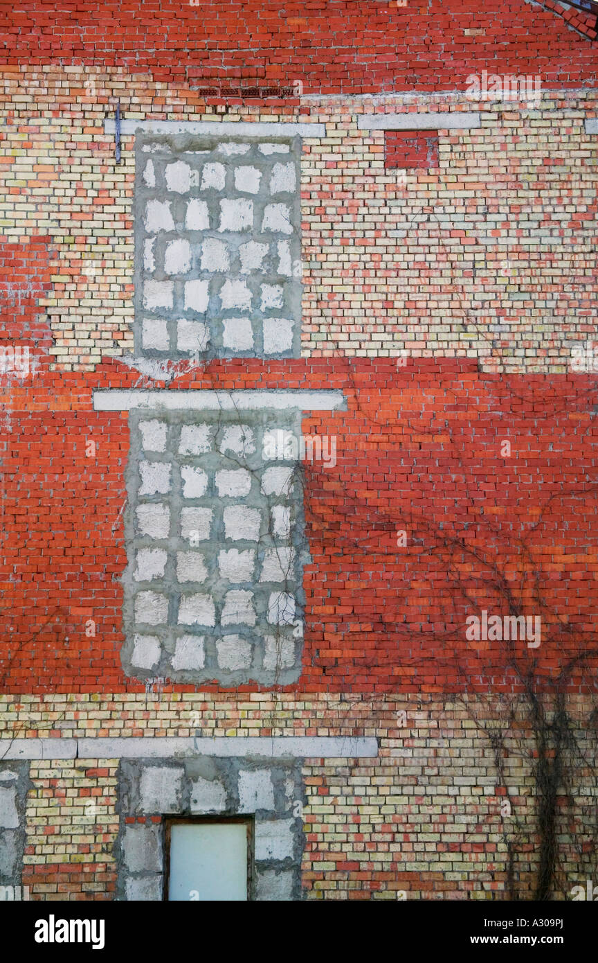 Architettura tradizionale di Windows su parete rossa nella città vecchia di Riga in Lettonia Foto Stock