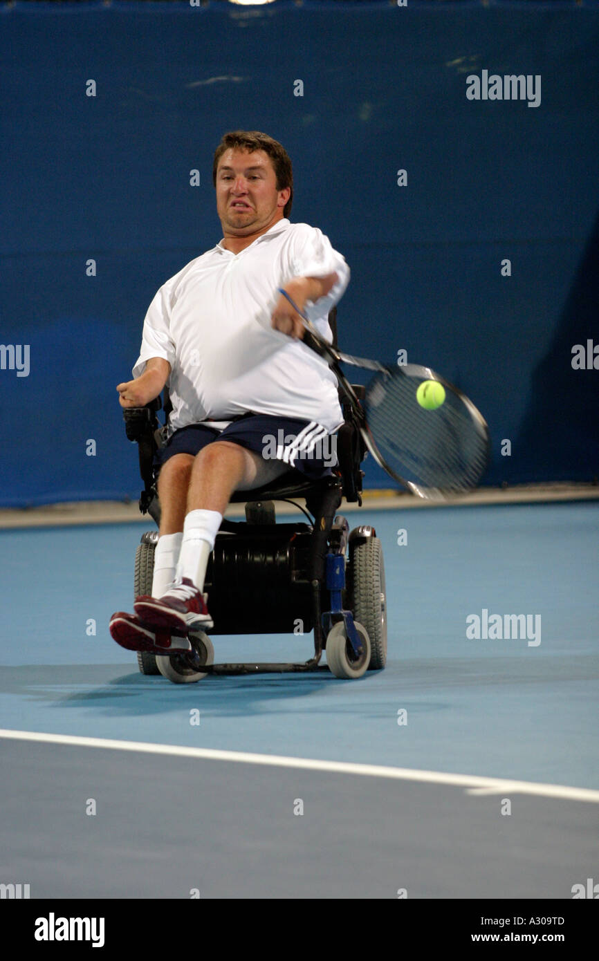 Nick Taylor della USA compete nel misto singles quad sedia a rotelle torneo di tennis con la medaglia di bronzo corrispondere durante la Atene 2004 Foto Stock