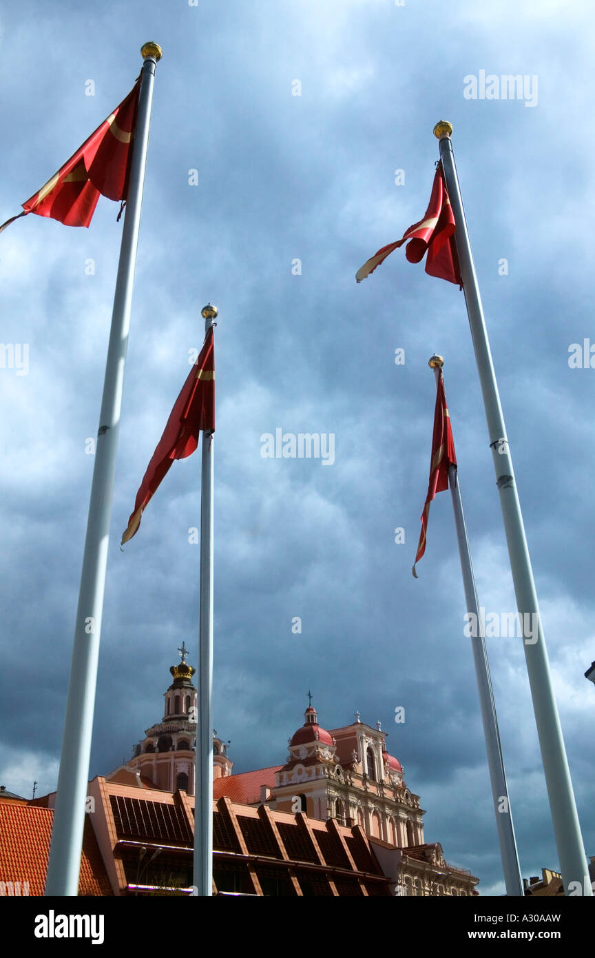 Bandiera poli e guglie della chiesa nella piazza del Municipio di Vilnius Lituania Foto Stock
