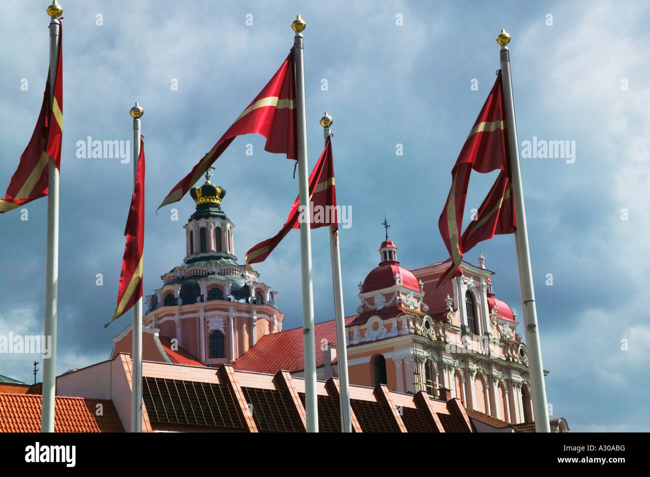 Bandiera poli e guglie della chiesa nella piazza del Municipio di Vilnius Lituania Foto Stock