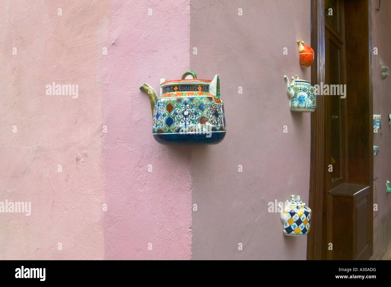 Decorato con teiera nella città vecchia di Vilnius Lituania Foto Stock