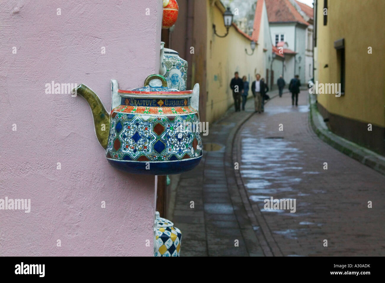 Decorato con teiera nella città vecchia di Vilnius Lituania Foto Stock