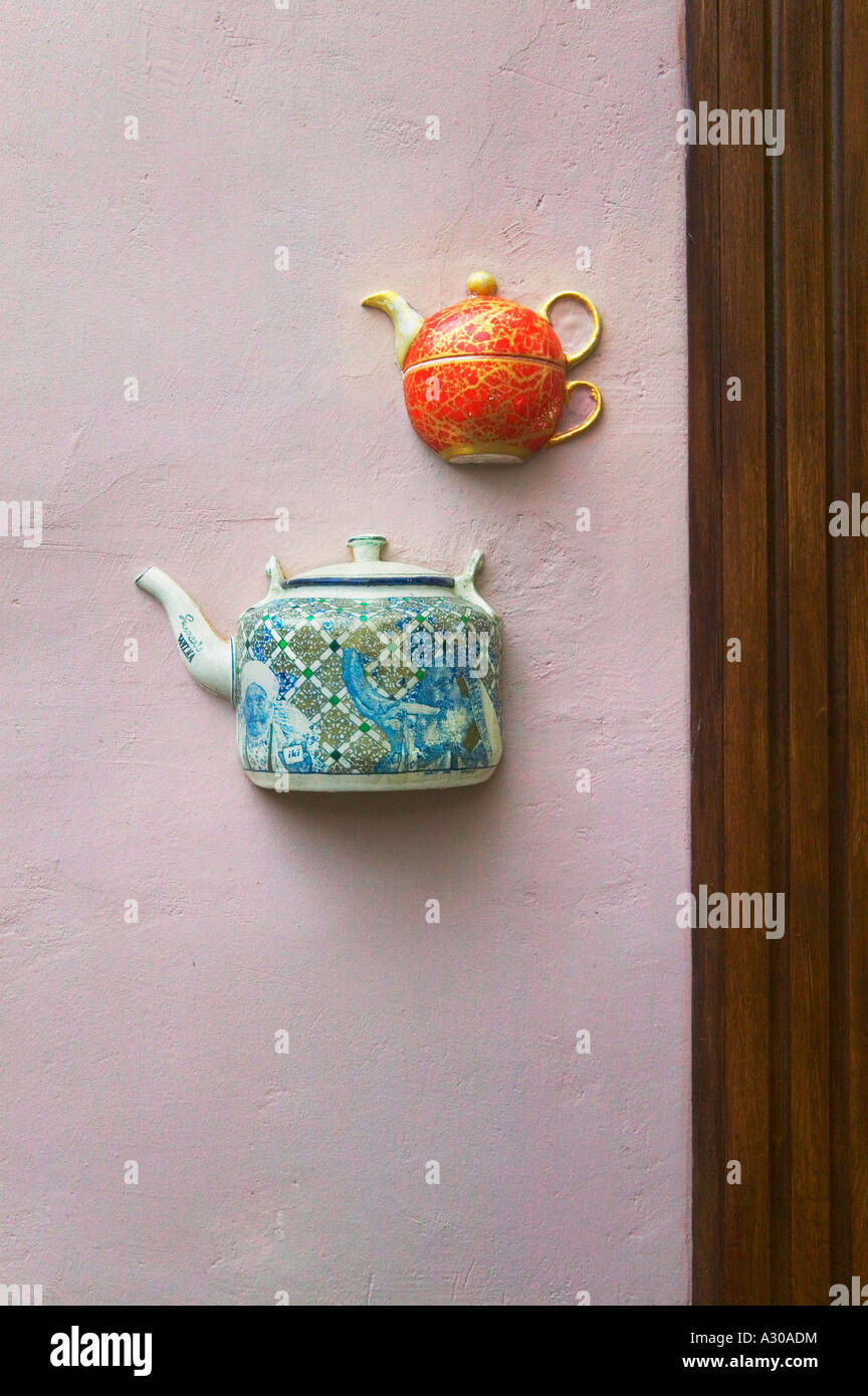 Decorato con teiera nella città vecchia di Vilnius Lituania Foto Stock
