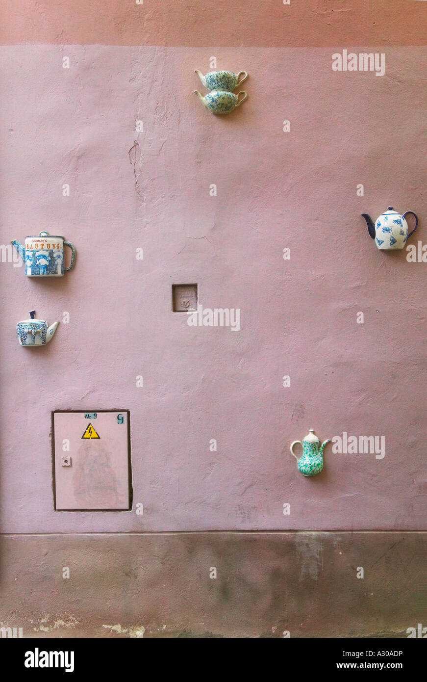 Decorato con teiera nella città vecchia di Vilnius Lituania Foto Stock