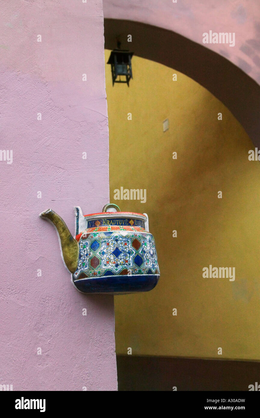 Decorato con teiera nella città vecchia di Vilnius Lituania Foto Stock