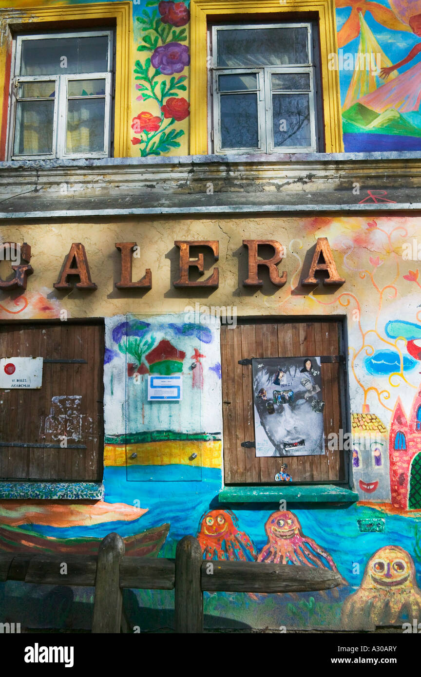 Colorfully parete dipinta nella città vecchia di Vilnius Lituania Foto Stock