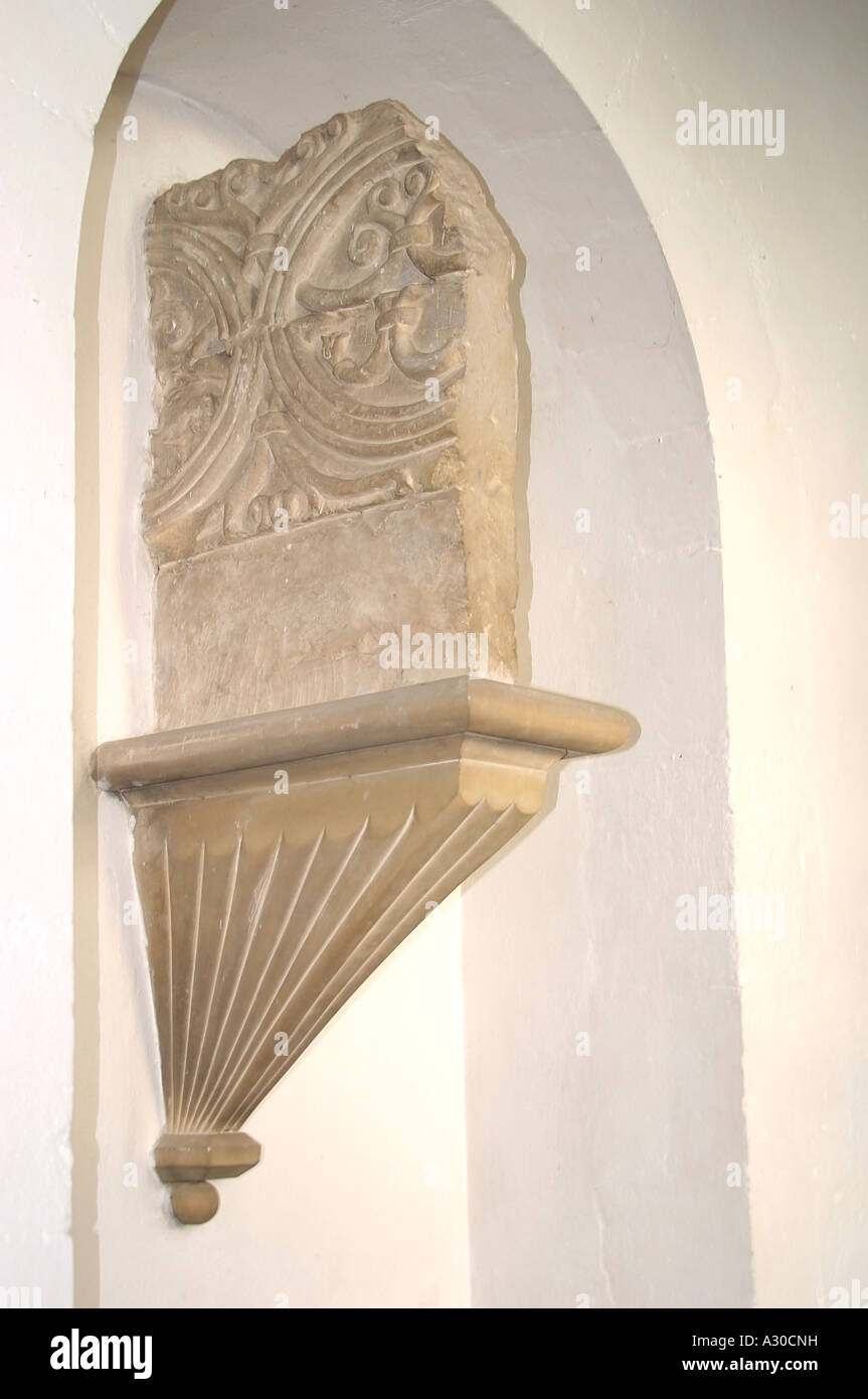 Scultura romanica all'interno della chiesa di Santa Maria, Sompting, West Sussex, in Inghilterra. Foto Stock