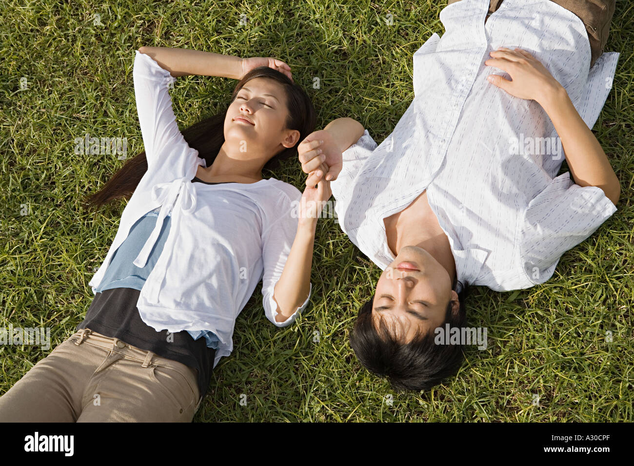 Giovane rilassante sull'erba Foto Stock
