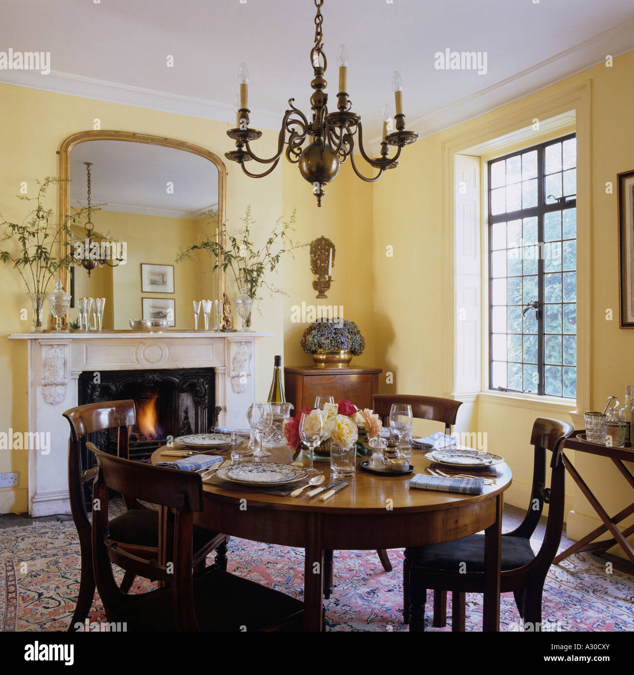 La sala da pranzo nella casa cittadina inglese con lo stile country interno  Foto stock - Alamy