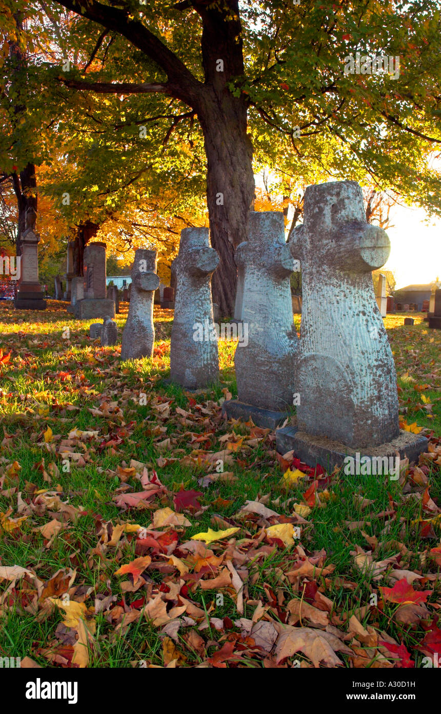 Le lapidi del cimitero di una chiesa a Farnham in Quebec Foto Stock