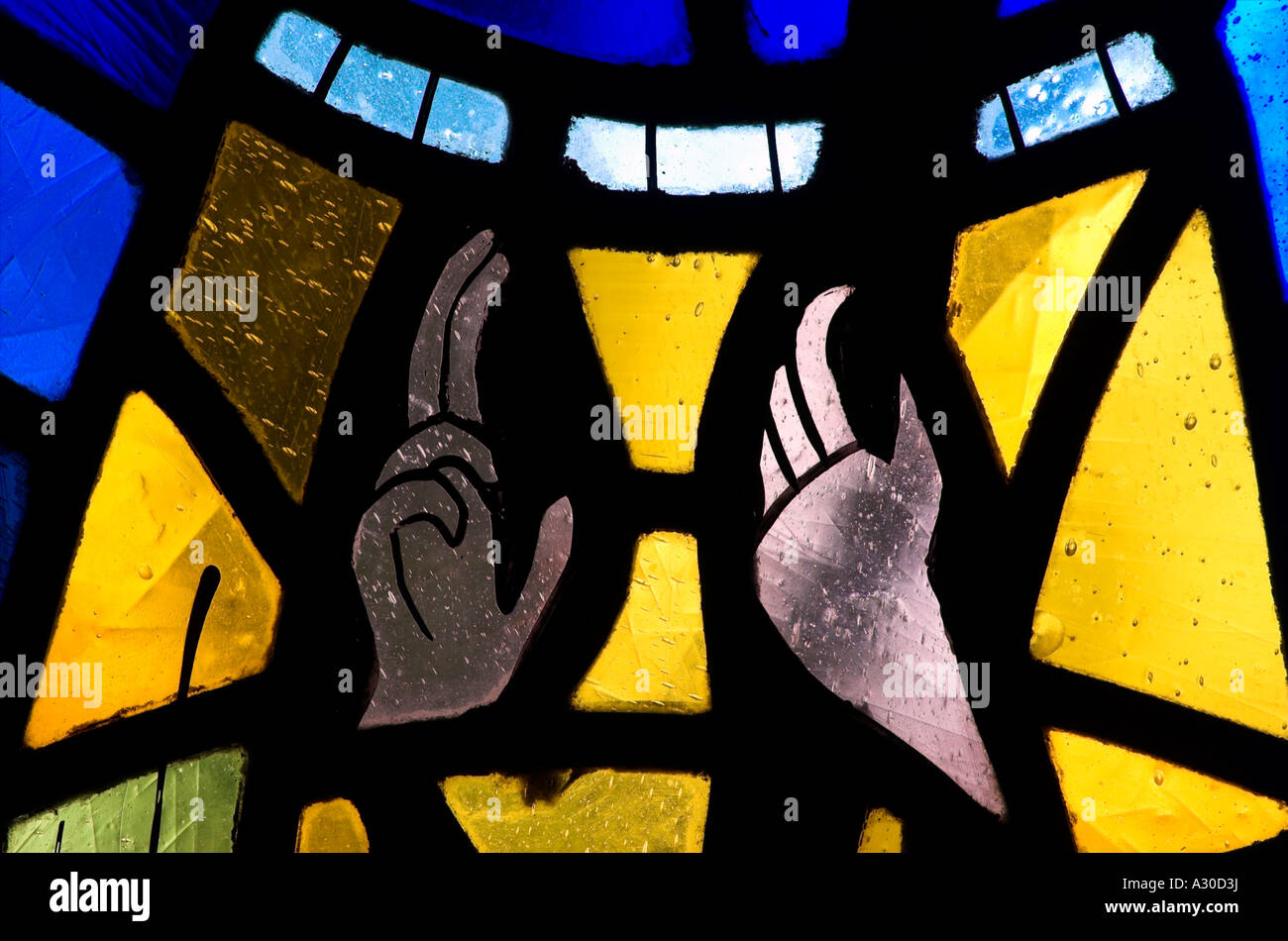 Una finestra di vetro colorato nella cappella presso il monastero benedettino di Abbaye de St Benoit du Lac in Estrie, Québec Foto Stock